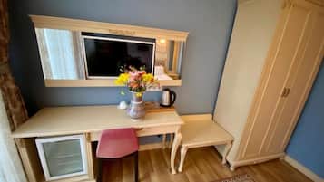 Free minibar, individually decorated, individually furnished, desk