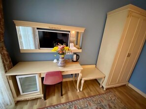 Free minibar, individually decorated, individually furnished, desk