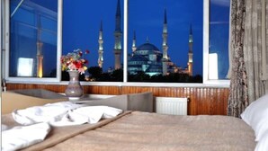 عناصر مجانية داخل الميني بار ومكتب وتجهيزات عازلة للصوت ومكواة/لوح كي