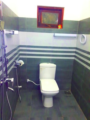 Phòng Tiêu chuẩn, 1 giường đôi, quang cảnh vườn, khu vực vườn | Phòng tắm | Buồng tắm vòi sen, đồ dùng nhà tắm miễn phí, máy sấy tóc, khăn tắm 