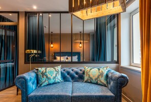 Be You Apartment - La Gentleman | Aire de séjour | Téléviseur à écran plat de 32 po avec télévision numérique, téléviseur