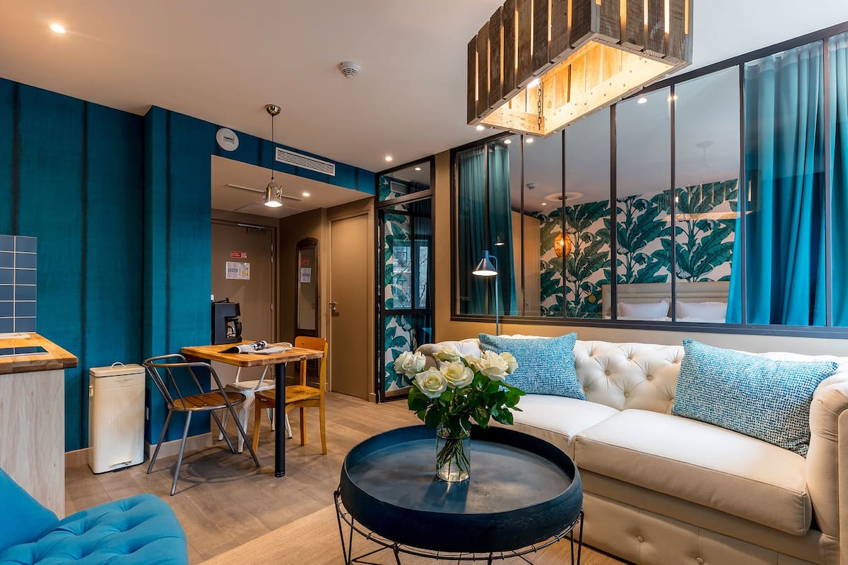 Apartment | Ruang tamu | 32 inci televisyen skrin rata dengan digital, TV