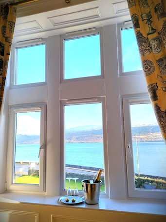 Suite, Lake View (Cairngorm Suite) | Egyptian cotton sheets, premium bedding, individually decorated. Rudha-Na-Craige