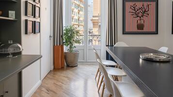 Tägliches kontinentales Frühstück (5 EUR pro Person)