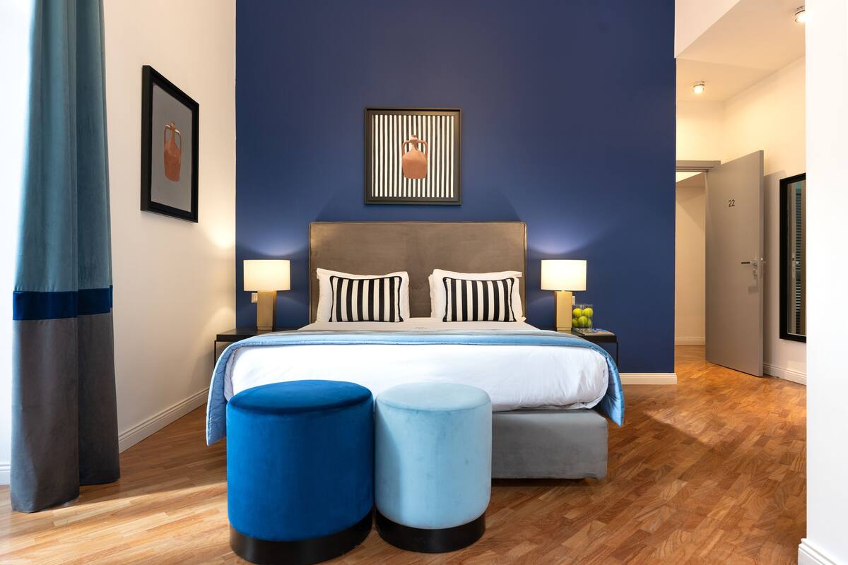 객실 내 금고, 책상, 암막 커튼, 방음 설비