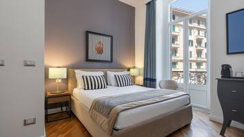 Comfort-Doppel- oder -Zweibettzimmer (Mergellina) | Zimmersafe, Schreibtisch, Verdunkelungsvorhänge, schallisolierte Zimmer