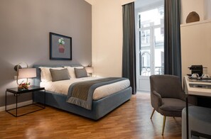 In-room safe, desk, blackout drapes, soundproofing - Le Mummarelle (Naples)