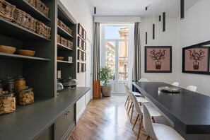 Petit déjeuner continental (5 EUR par personne)