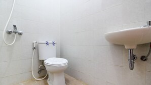 Een badkamer met toilet, wastafel en douche.