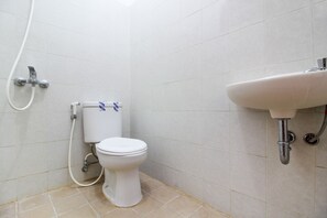 Kamar Double | Kamar mandi | Shower, perlengkapan mandi gratis, dan handuk