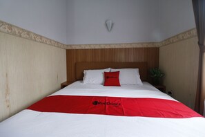 Double Room | Desk, free WiFi, bed sheets - RedDoorz Plus near Undip Tembalang (Semarang)