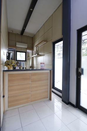 Reception - RedDoorz Plus near Undip Tembalang (Semarang)