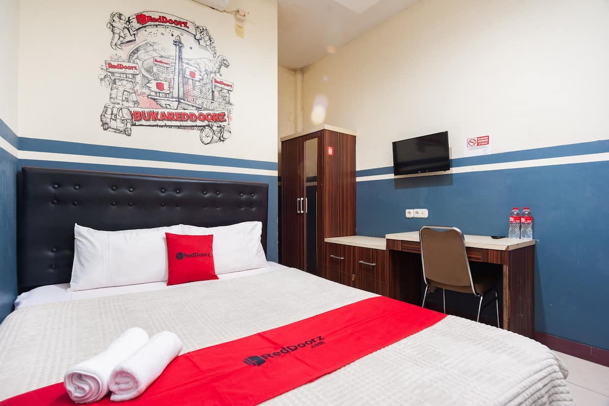 Desk, free WiFi, bed sheets