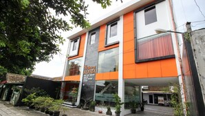 Un bâtiment moderne sur lequel on peut lire l’inscription : « Maison d’Alfita ».