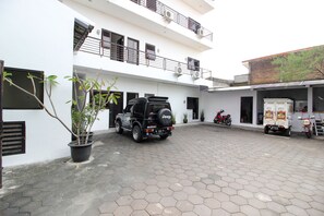 Free self parking - RedDoorz Plus @ Affandi Gejayan (Depok)