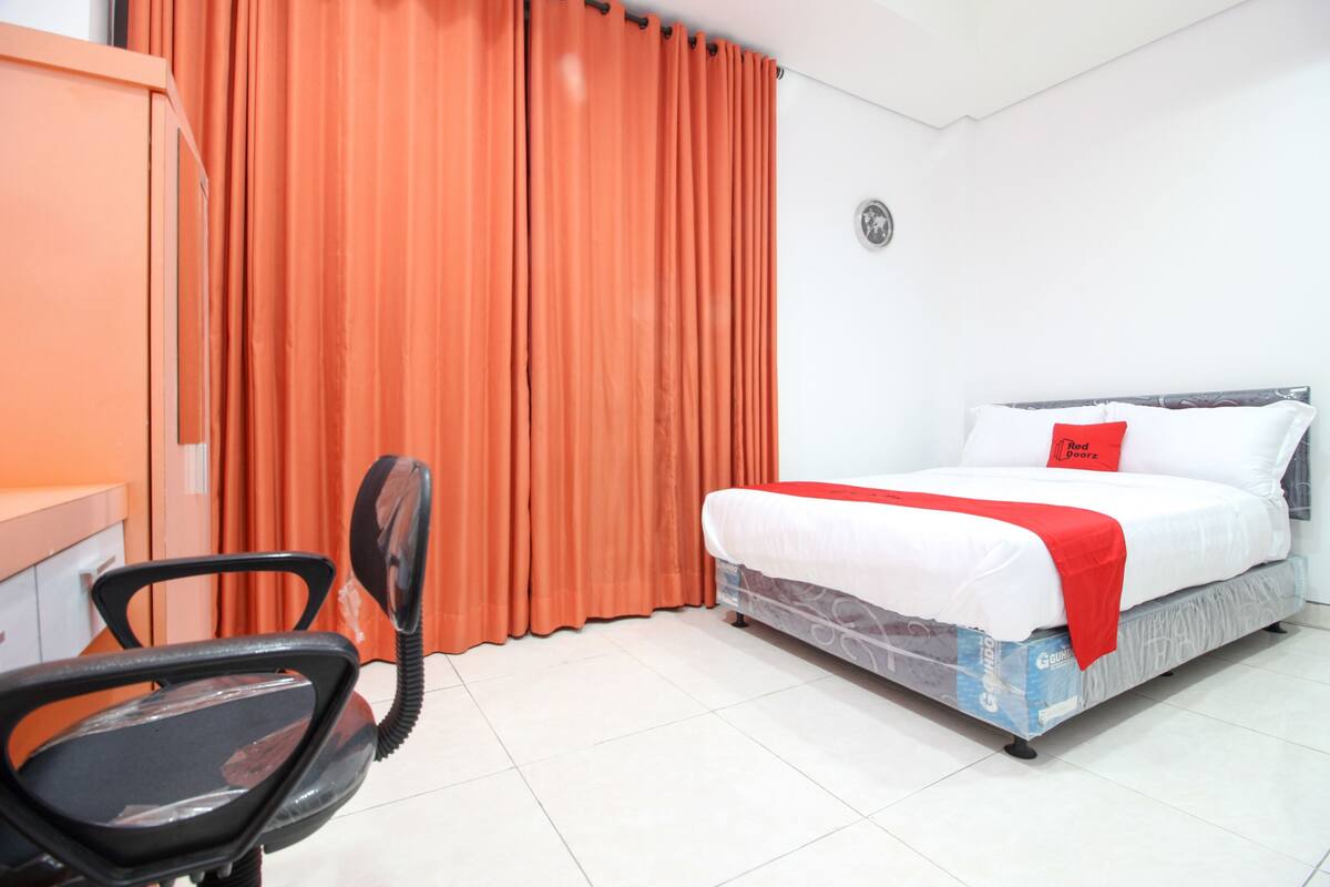 Desk, free WiFi, bed sheets