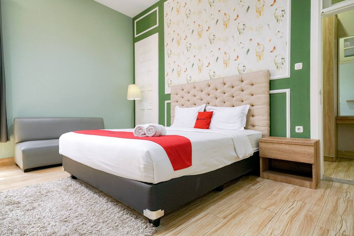 Basic Suite, 1 Queen Bed | 1 bedroom, desk, free WiFi, bed sheets