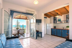 Apartamento, vista para o mar | Cozinha privada | Geladeira, cooktop, chaleira elétrica