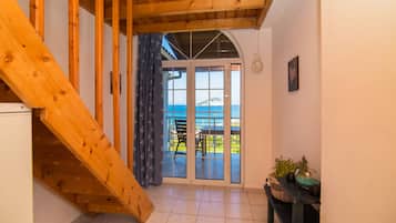 Apartamento, 2 habitaciones, vistas al mar | Zona de estar | Una televisión LED