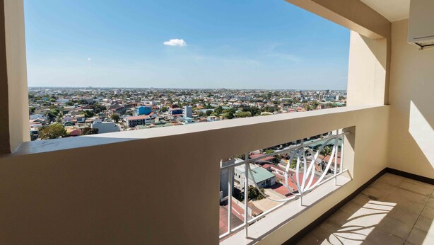 A balcony with a clear view of a cityscape. - RedDoorz Plus @ Project 6 Quezon City (Quezon City)