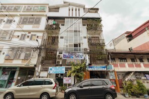 Front of property - RedDoorz @ DBuilders Rooms Ph1 Taguig (Taguig)