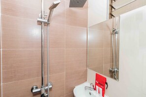 Bathroom - RedDoorz @ DBuilders Rooms Ph1 Taguig (Taguig)