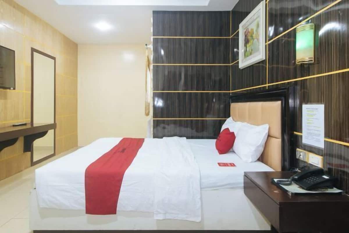 Minibar, free WiFi, bed sheets