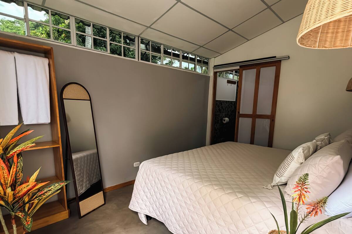 Habitacion Superior Cama King - La Derecha with Hot Water  | Down comforters, WiFi (free), bed sheets