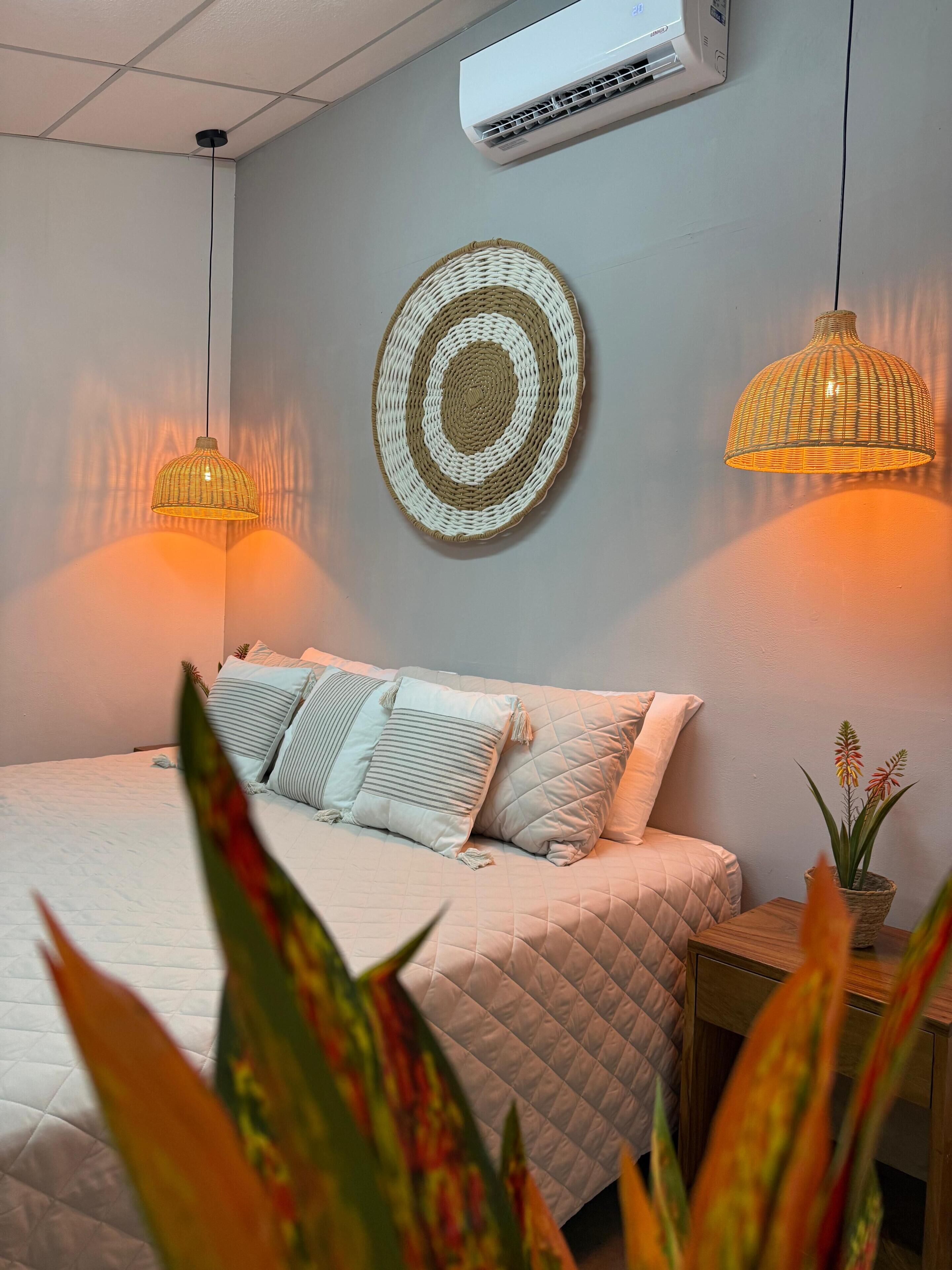 Deluxe Studio, 1 Queen Bed, Kitchen, Tv with HOT WATER | Free WiFi, bed sheets