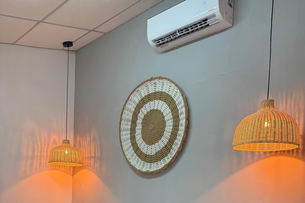 Deluxe Studio, 1 Queen Bed, Kitchen, Tv with HOT WATER