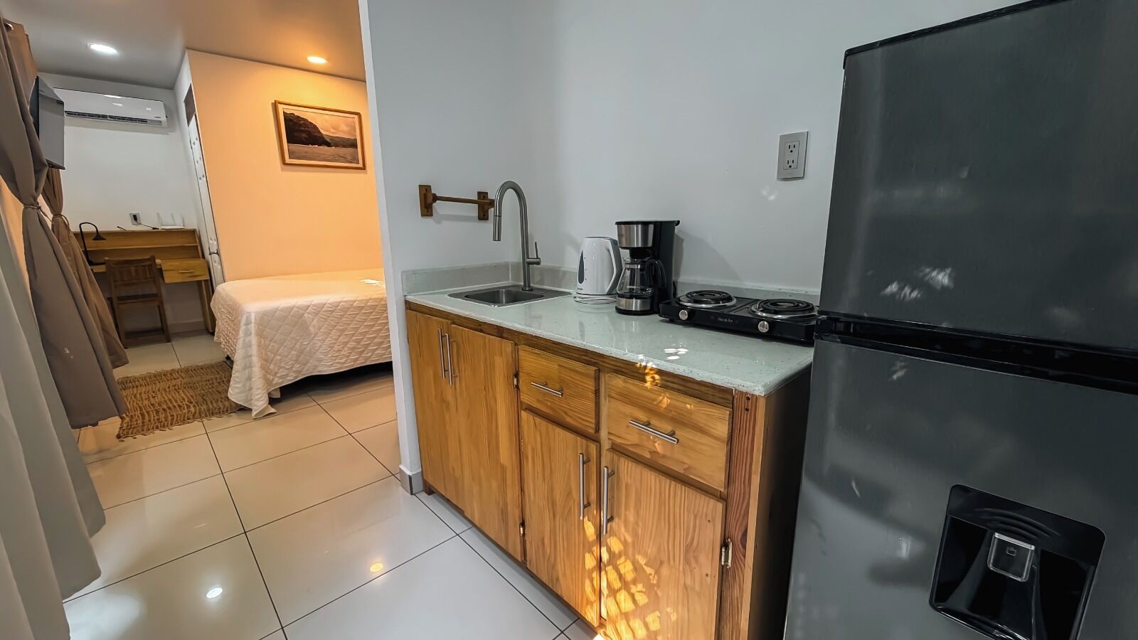 Estudio Deluxe, 1 cama de matrimonio, cocina (TV with Hot Water) | Wifi gratis y ropa de cama