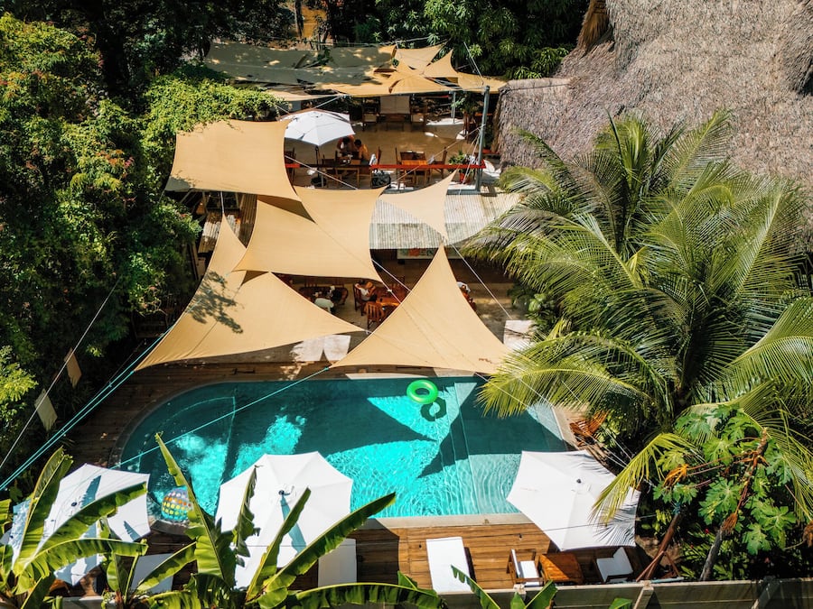 Piscine extérieure, parasols de plage