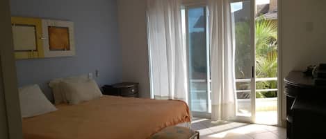 Casa | Tabla de planchar con plancha, wifi gratis y ropa de cama