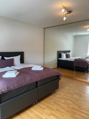 华丽公寓式客房 | 客房内保险箱、特色装修、特色家居、办公桌