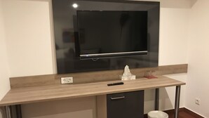华丽双人房 | 客房内保险箱、办公桌、隔音、免费 WiFi