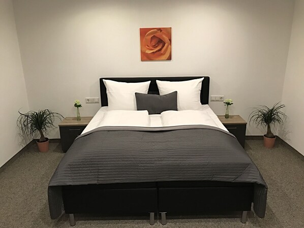 华丽双人房 | 客房内保险箱、特色装修、特色家居、办公桌