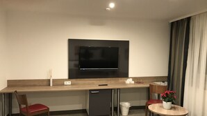 华丽双人房 | 客房内保险箱、办公桌、隔音、免费 WiFi