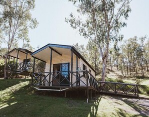 Hillside Villa 3/5, Accessible | Bed sheets - BIG4 Cania Gorge Holiday Park (Cania)