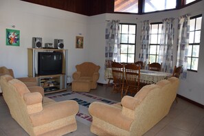Flat-screen TV - Eullen Villa (Arthurs Seat)