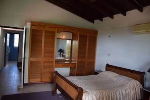 5 habitaciones, tabla de planchar con plancha y ropa de cama 