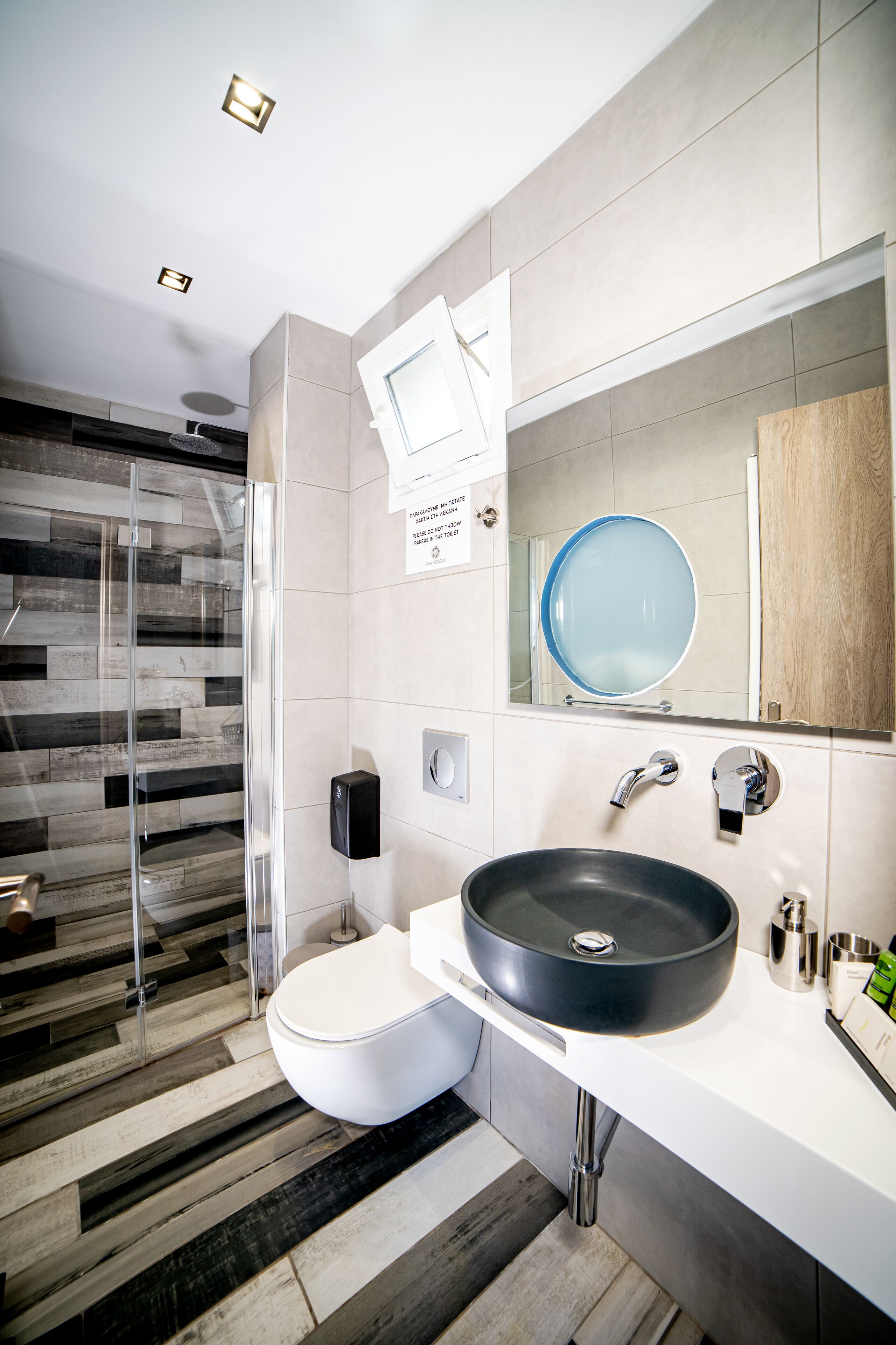 grand suite, 2 bedrooms | bathroom | shower, free toiletries, hair dryer, slippers