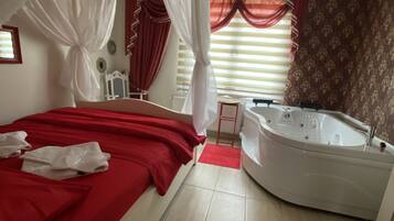 Exclusive Suite, 1 Double Bed with Sofa bed, Jetted Tub, Mountain View (Kirmizi ) | Hypo-allergenic bedding, Select Comfort beds, individually decorated