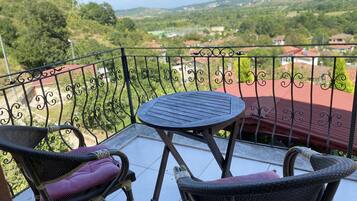 Exclusive Double Room, 1 King Bed, Jetted Tub, Mountain View (Kirmizi ) | Hypo-allergenic bedding, Select Comfort beds, individually decorated