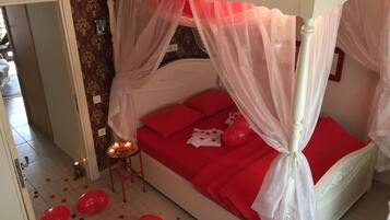 ์ต์คํด๋ฃจ์๋ธ ์ค์ํธ, ๋๋ธ์นจ๋ 1๊ฐ ๋ฐ ์ํ๋ฒ ๋, ๋ถ์ฌ์ ์์กฐ, ์ฐ ์ ๋ง (Kirmizi ) | 1 ๊ฐ์ ์นจ์ค, ์ ์๊ทน์ฑ ์นจ๊ตฌ, ์
๋ ํธ ์ปดํฌํธ ์นจ๋, ๊ฐ๊ฐ ๋ค๋ฅธ ์คํ์ผ์ ์ธํ
๋ฆฌ์ด