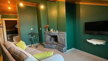 Dobbeltrom, peis (Yesil Teras) | Oppholdsområde | En 40-tommers LCD-TV med Parabol-TV samt TV og peis