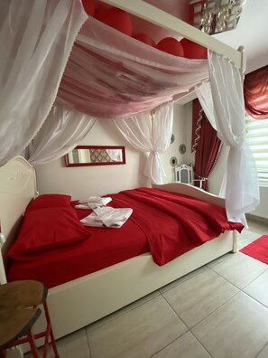 Suíte exclusiva, 1 cama de casal e sofá-cama, banheira de hidromassagem (Kirmizi ) | Comodidades do quarto