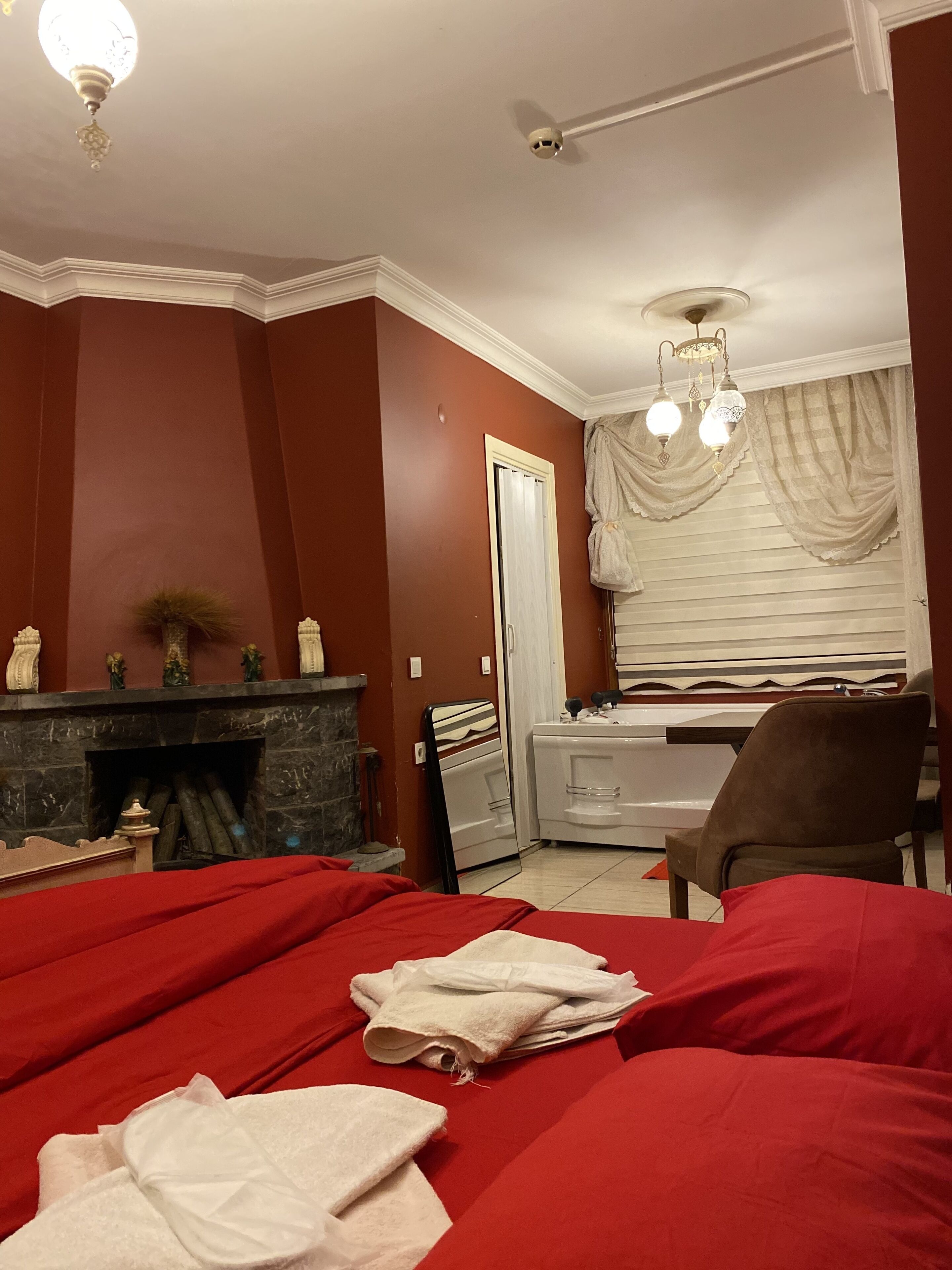 exclusive double room, 1 king bed, jetted tub, mountain view (kirmizi ) | 1 bedroom, hypo-allergenic bedding, select comfort beds