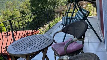 Exclusive Double Room, 1 King Bed, Jetted Tub, Mountain View (Kirmizi ) | Balcony