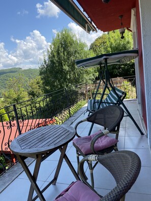 A balcony with a table and chairs, overlooking a scenic view of hills and trees. - Agva Heaven Hill (Sile)