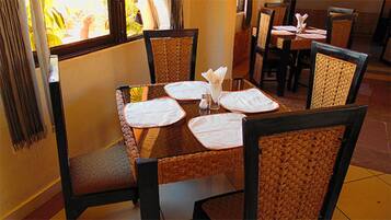 S'hi serveixen esmorzars, dinars i plats de cuina local i internacional